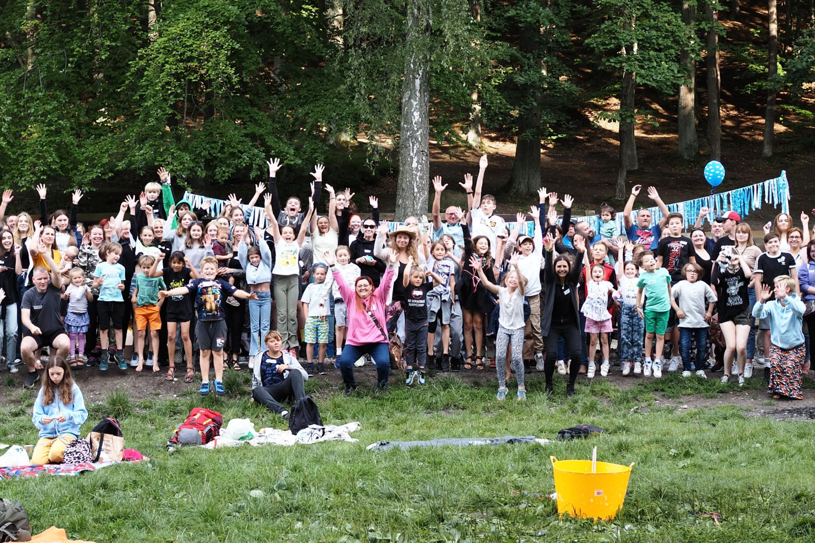 skacząca grupa chmurzan